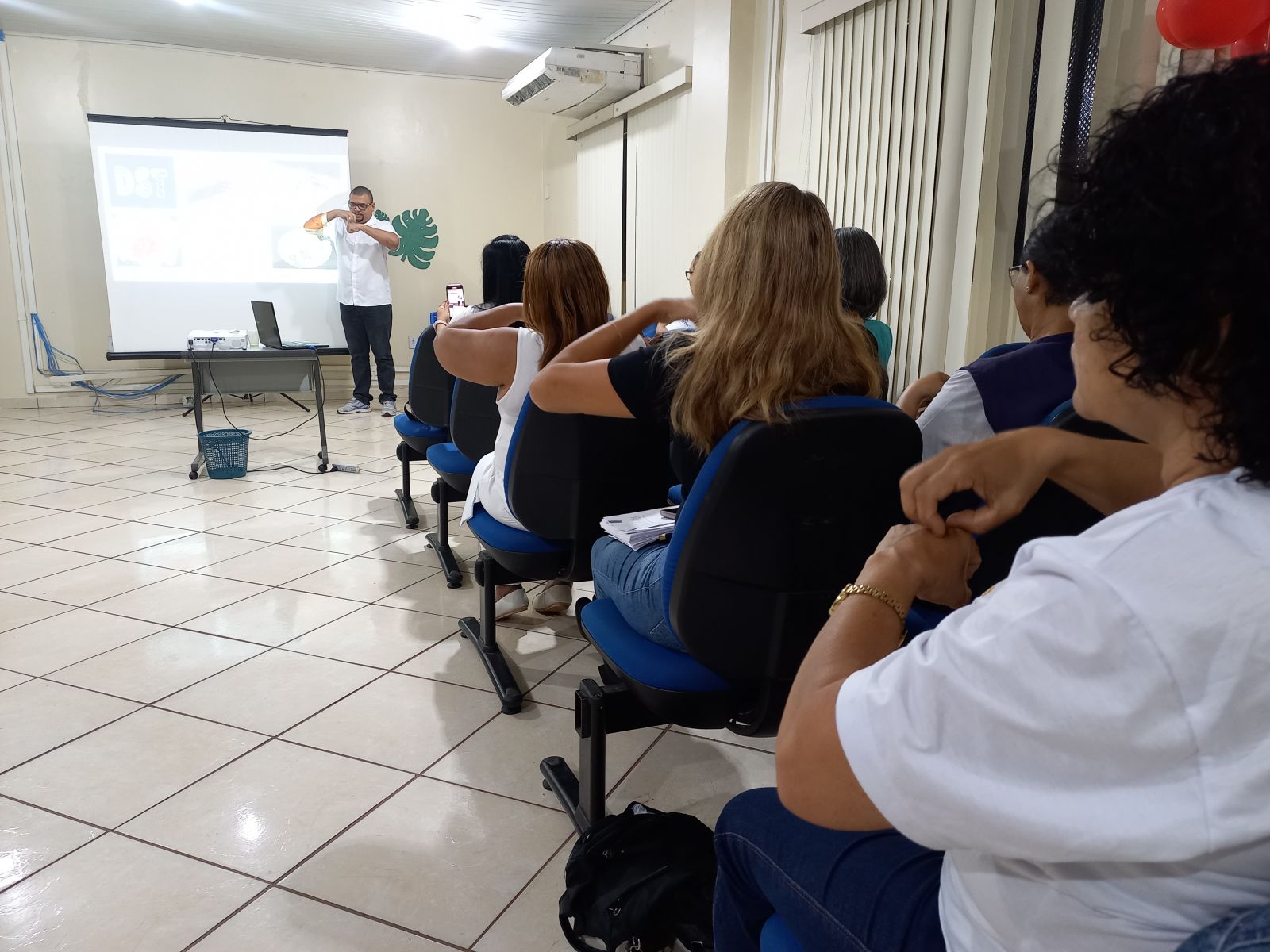 Curso objetiva proporcionar fundamentação em competências relativas à Língua Brasileira de Sinais