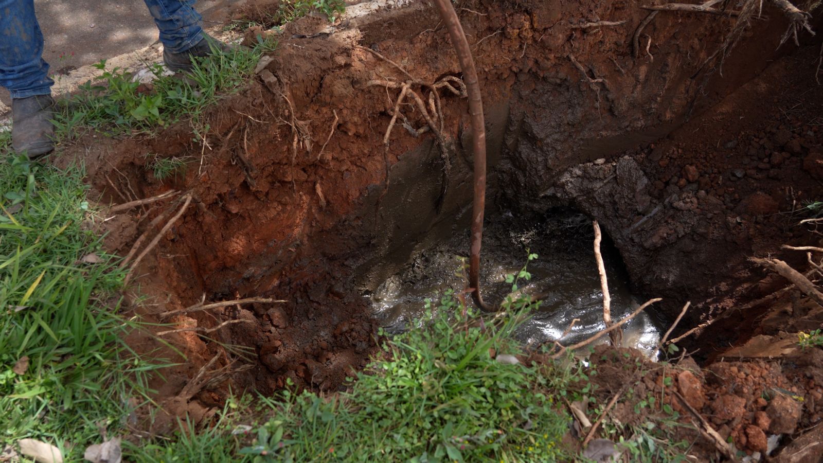 Hidrojato visa limpar e desobstruir tubulações, galerias pluviais e bueiros