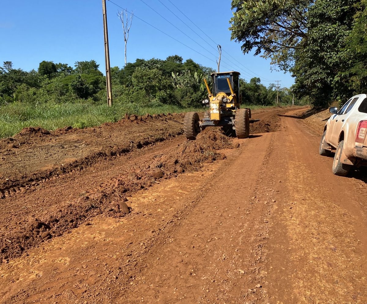 Ação faz parte de um plano de recuperação das estradas rurais em todo o município