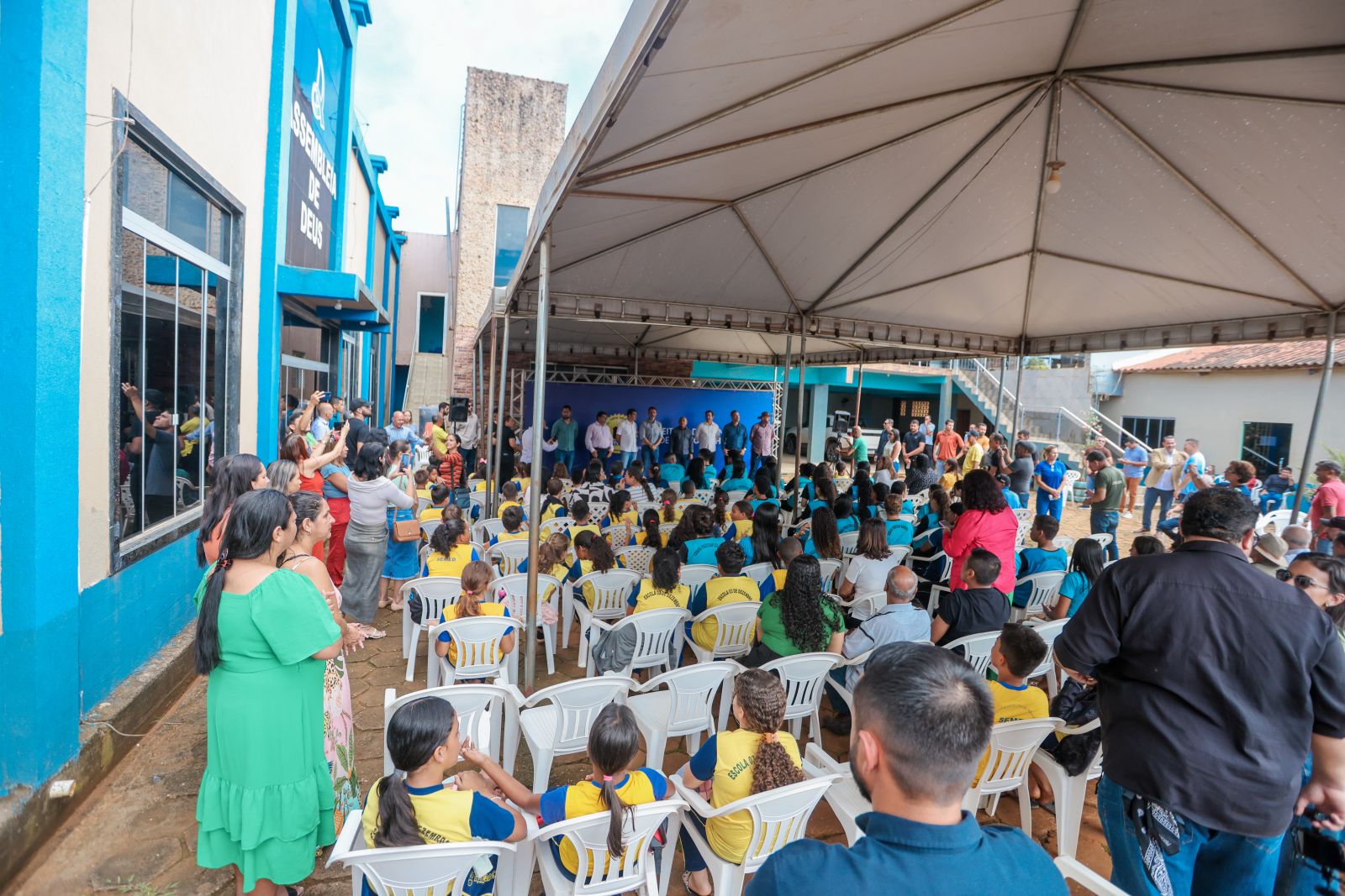 Moradores do distrito fizeram questão de agradecer pessoalmente ao prefeito