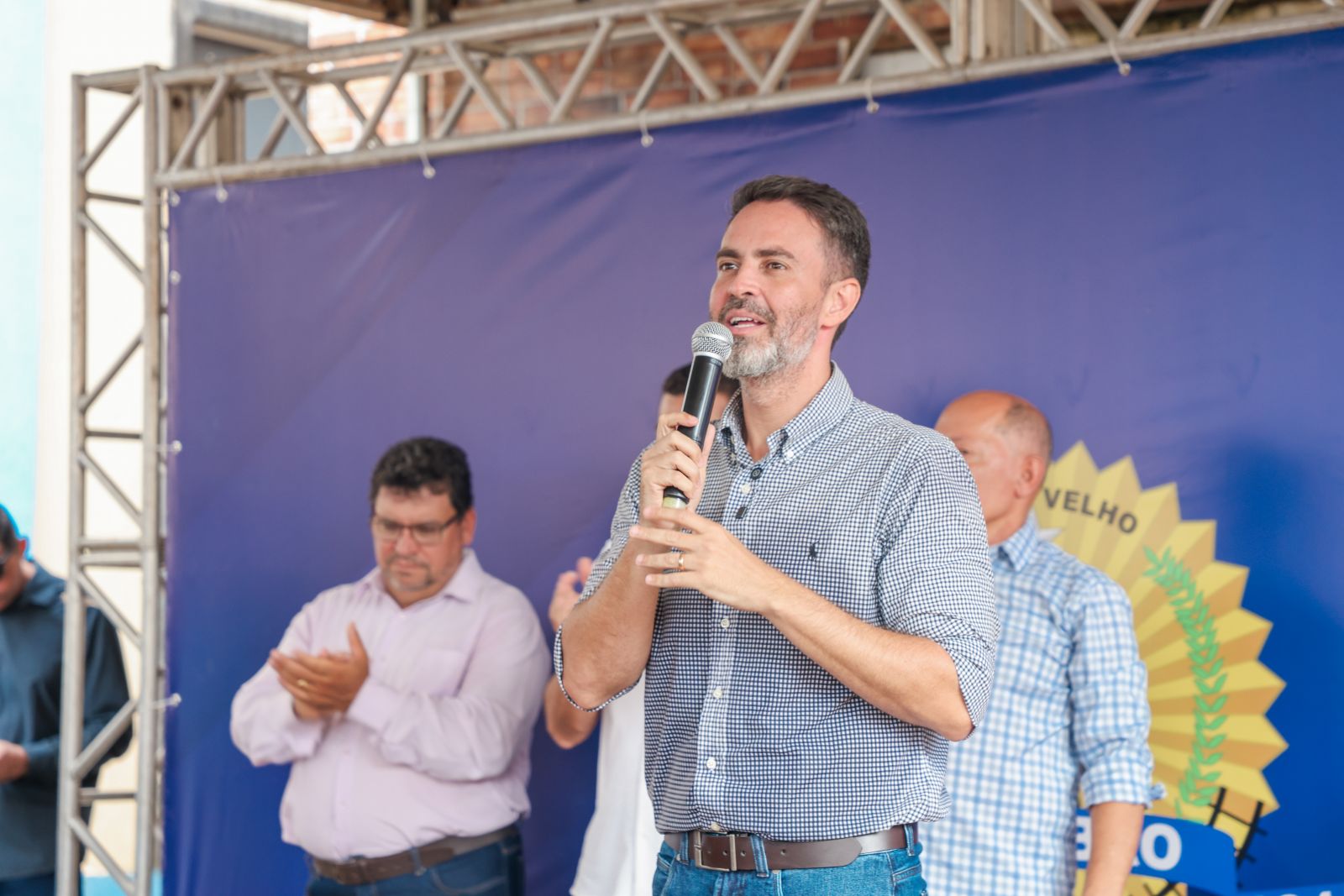 Léo lembrou que a Semusb não poderia ficar de fora e também está realizando a limpeza do distrito