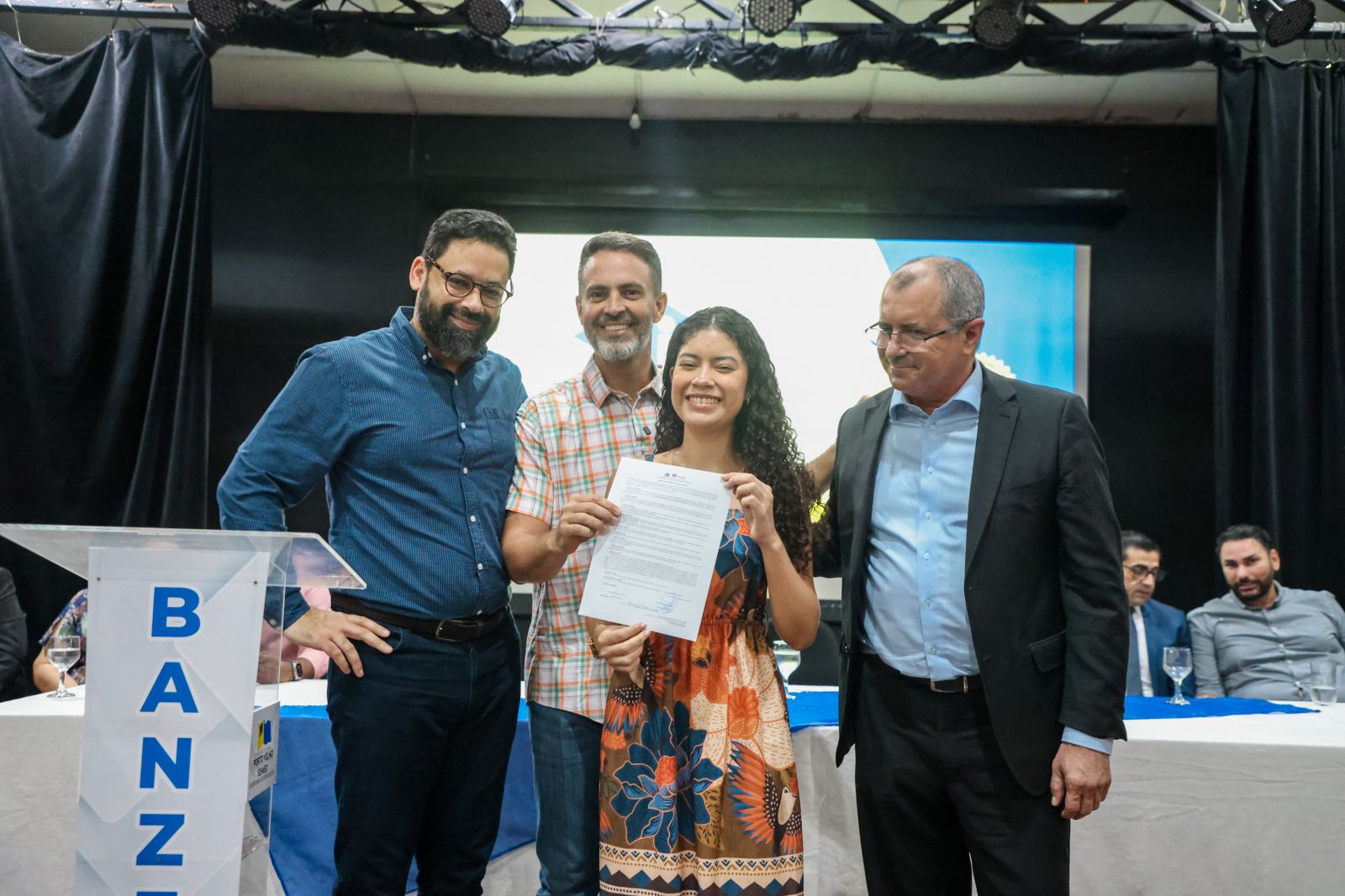 Foram assinados os termos de concessão de bolsa aos 172 novos estudantes aprovados