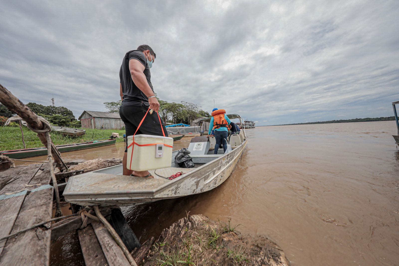 Por via fluvial, vacinas contra a covid-19 chegaram aos distritos do baixo Madeira