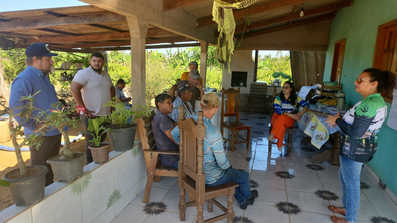 Engenheira agrônoma Laís Mary conduziu as orientações técnicas com os produtores