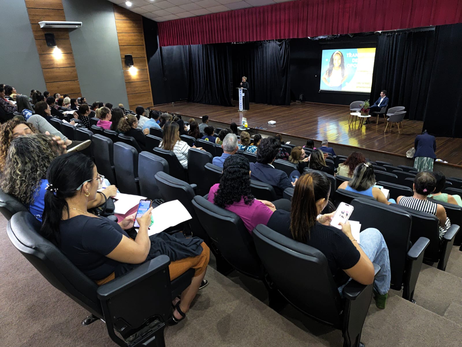  Palestra foi realizada na quinta-feira (13), no Teatro Banzeiros