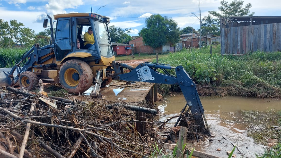Equipes da Semob estão realizando serviços de limpeza, desobstrução de um canal que impedia a passagem da água