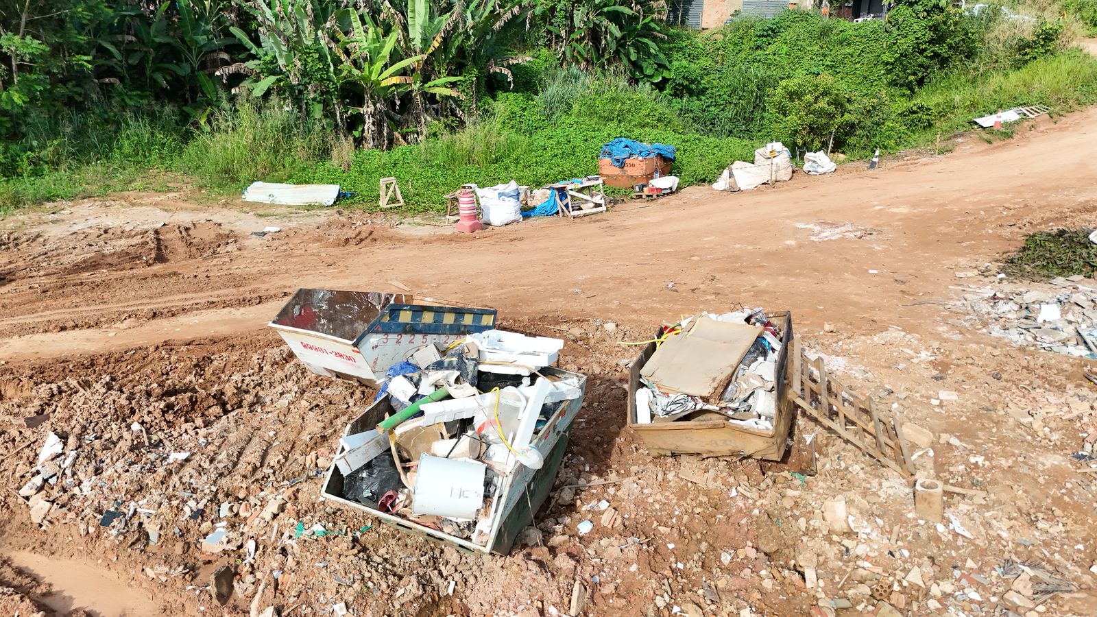 Foram identificadas irregularidades que levaram à necessidade de ajustes e suspensões temporárias de licenças