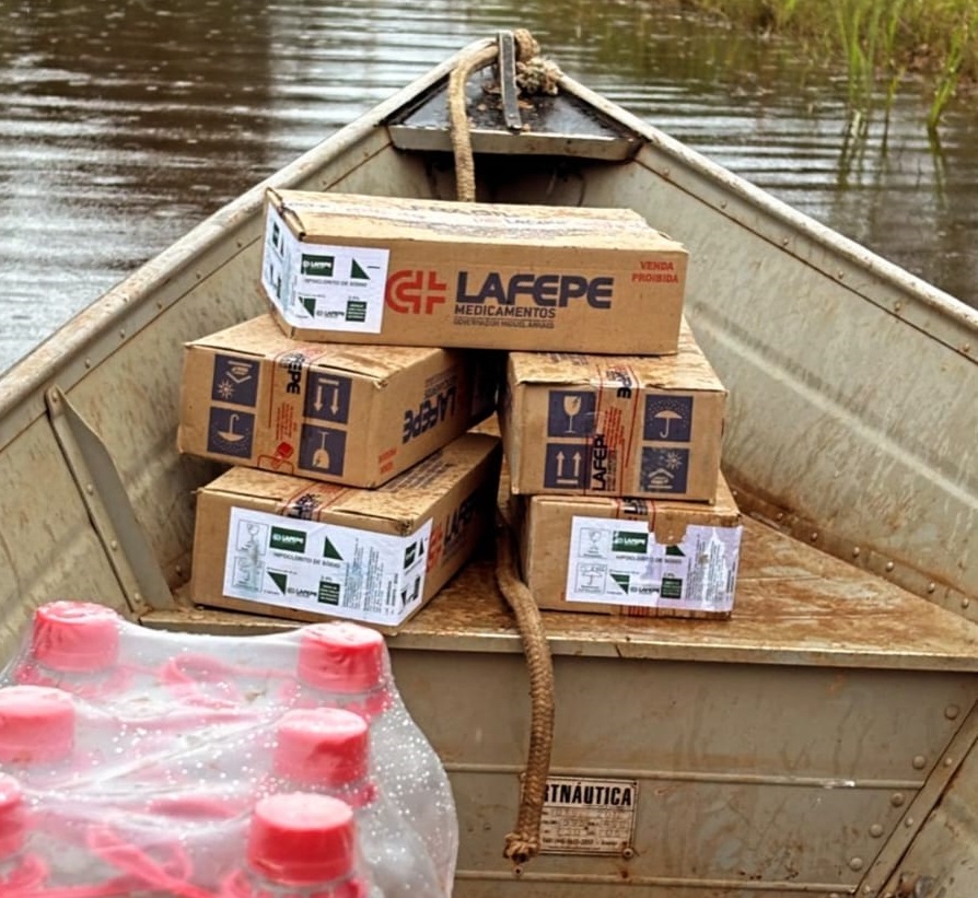  Defesa Civil levaram água potável, entre outros pertences as comunidades