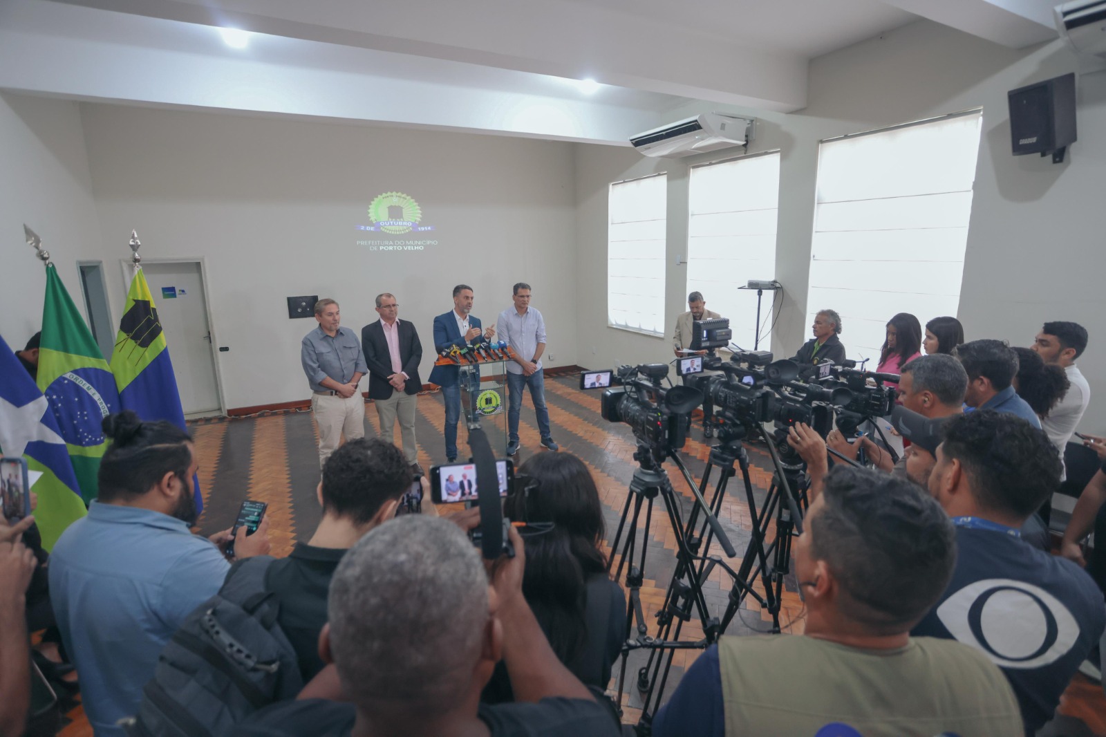 Em entrevista coletiva, o prefeito Léo Moraes esclareceu as dúvidas da imprensa