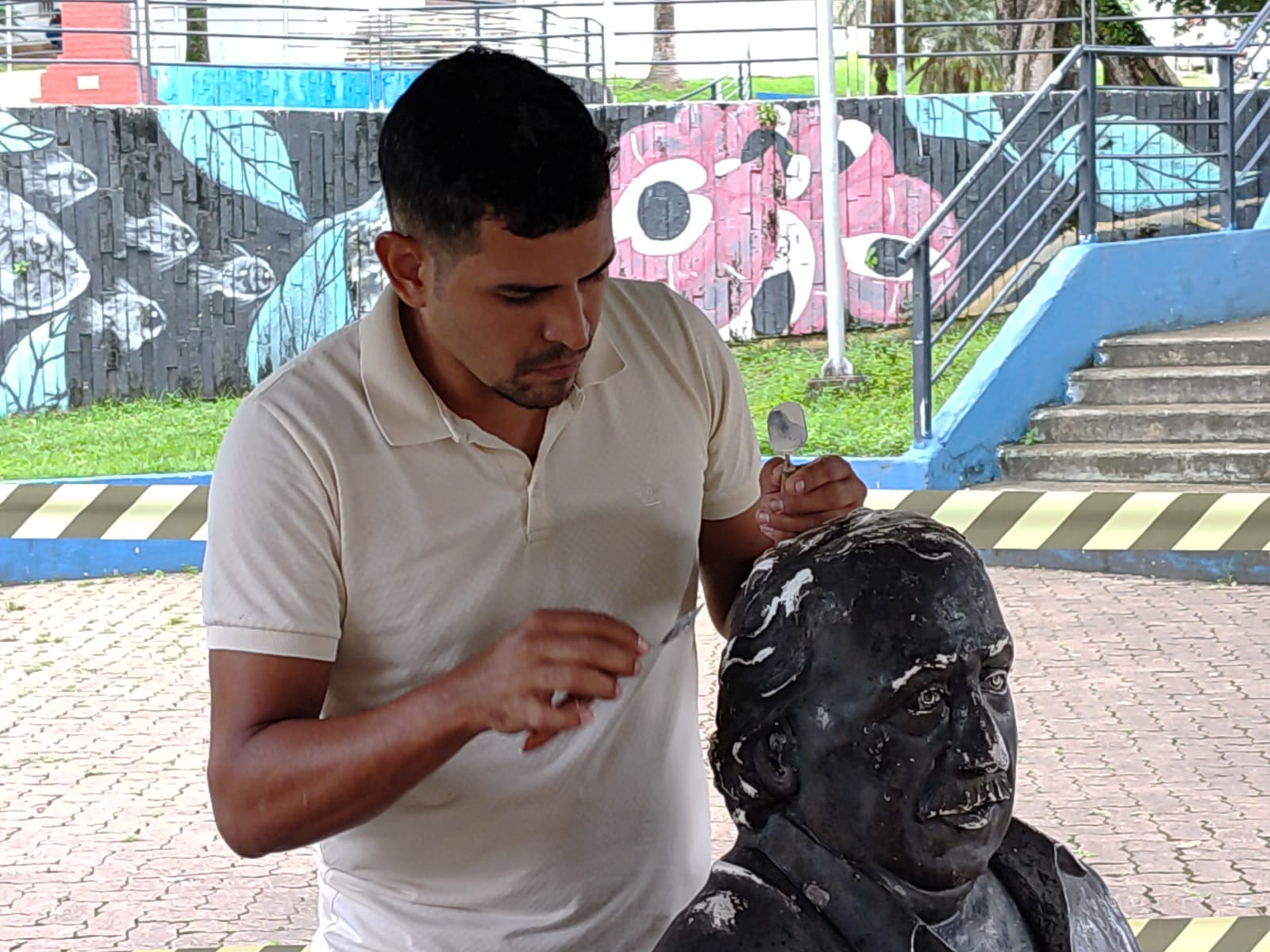 O artista disse que a cor do monumento também será trocada por uma mais clara