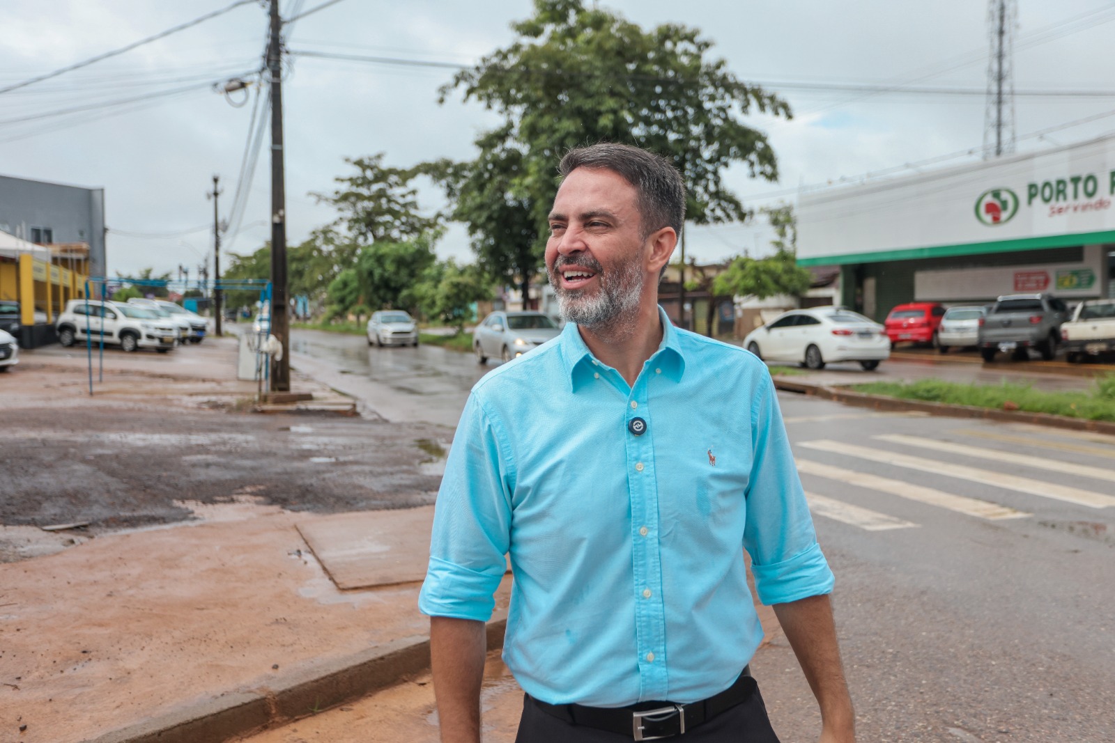 Prefeito Léo Moraes esteve no cruzamento da avenida Guaporé com Rio de Janeiro, após chuva intensa