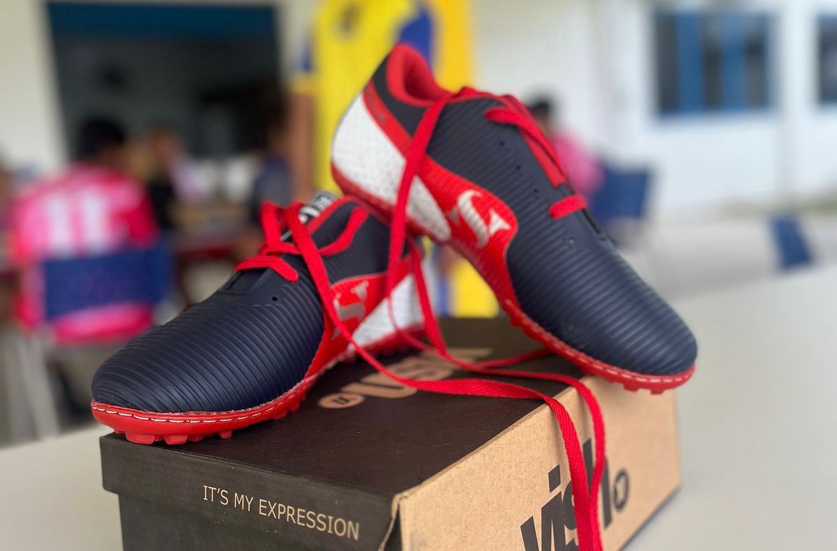 Expectativa é que pelas próximas semanas outros alunos também recebam as chuteiras