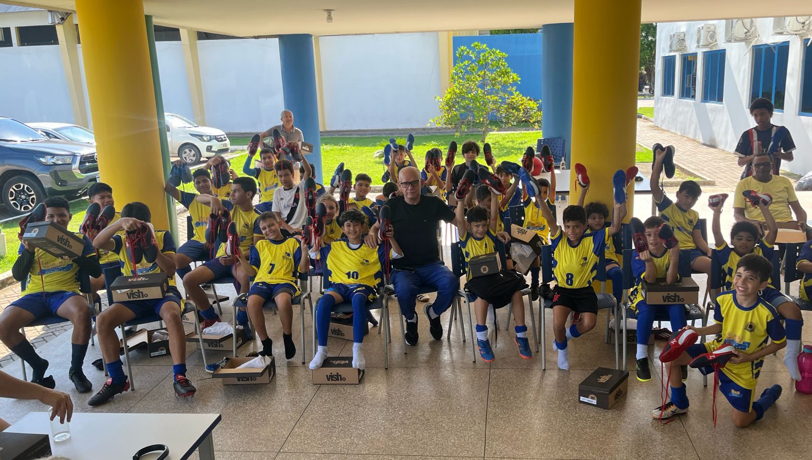 Semes realizou a entrega de chuteiras para cerca de 80 alunos das modalidades de futebol e futsal