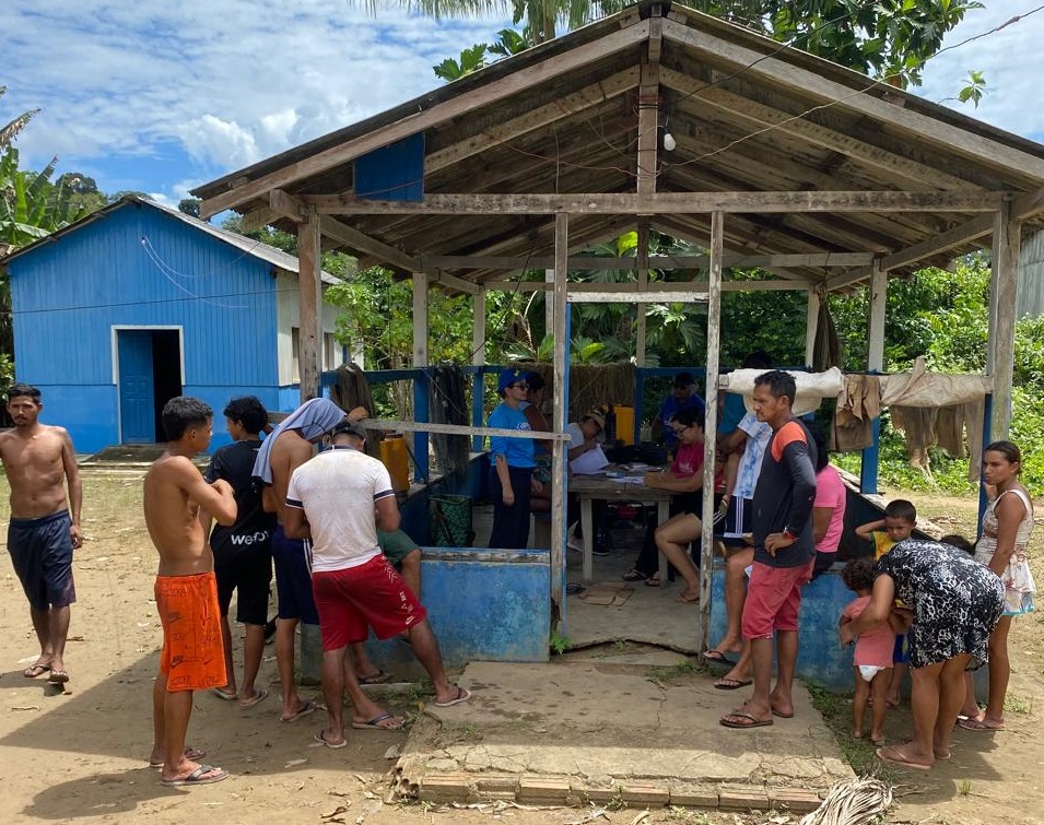 Equipe realiza o preenchimento de instrumentais específicos para famílias