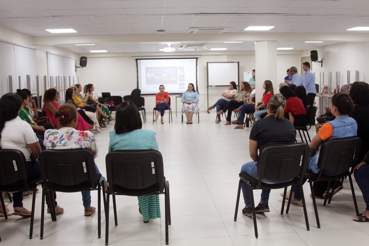 O encontro é investimento na formação contínua dos técnicos e auxiliares que atuam nos serviços de acolhimento