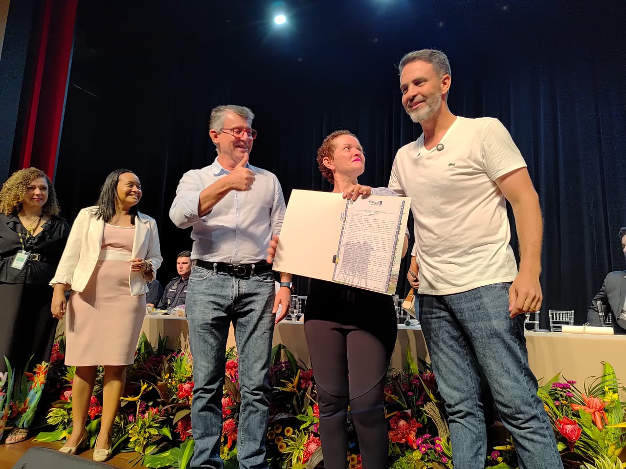 Márcia Aline recebeu o título das mãos do prefeito Léo Moraes