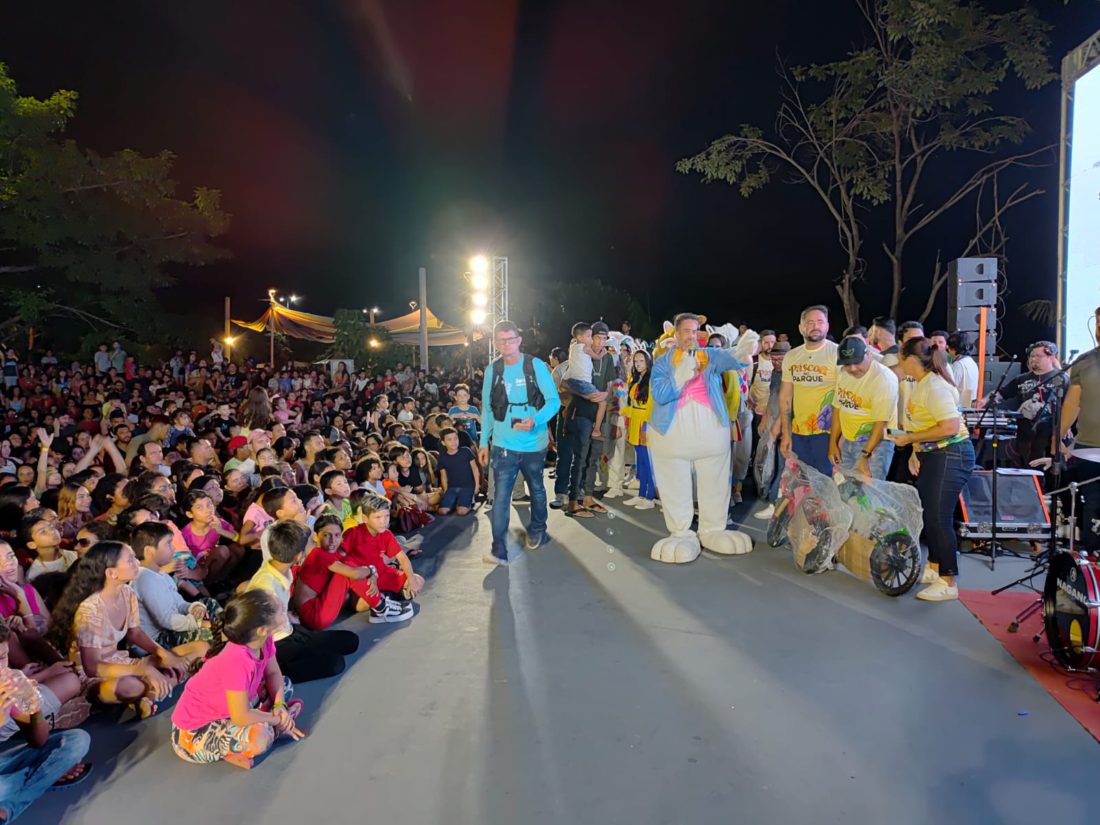 Léo surpreendeu ao público chegando vestido de coelho da Páscoa