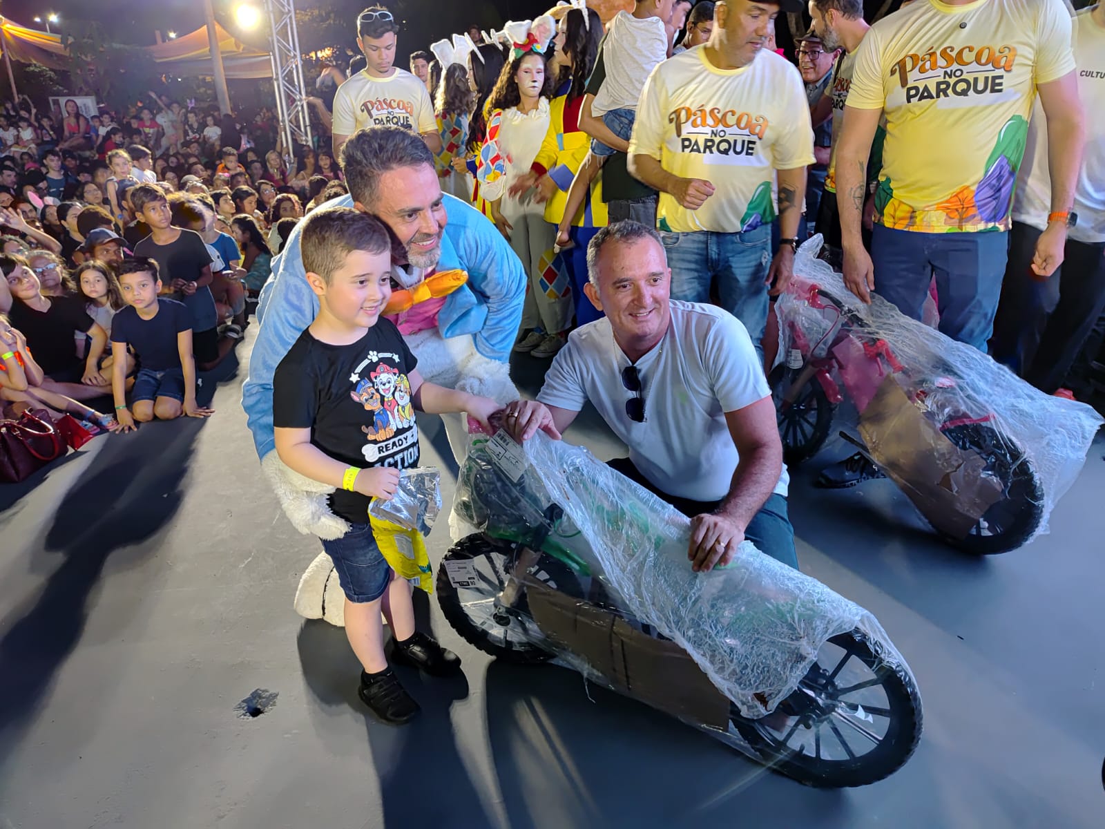 O pequeno Rian foi o primeiro sorteado e ganhou uma das 100 bicicletas