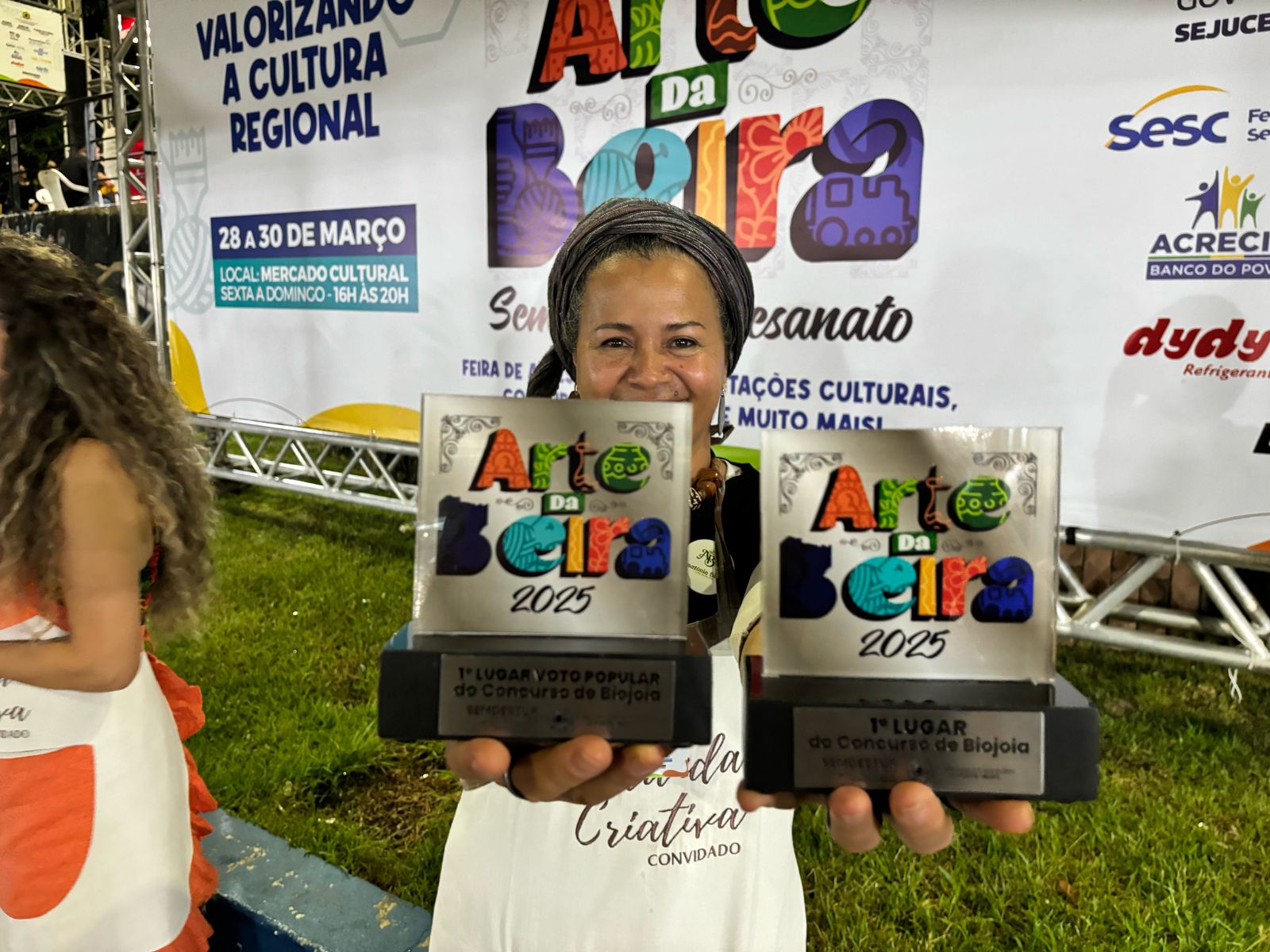 Artesã Hadassa Oliveira foi a vencedora do concurso de biojoias que teve votação aberta ao público