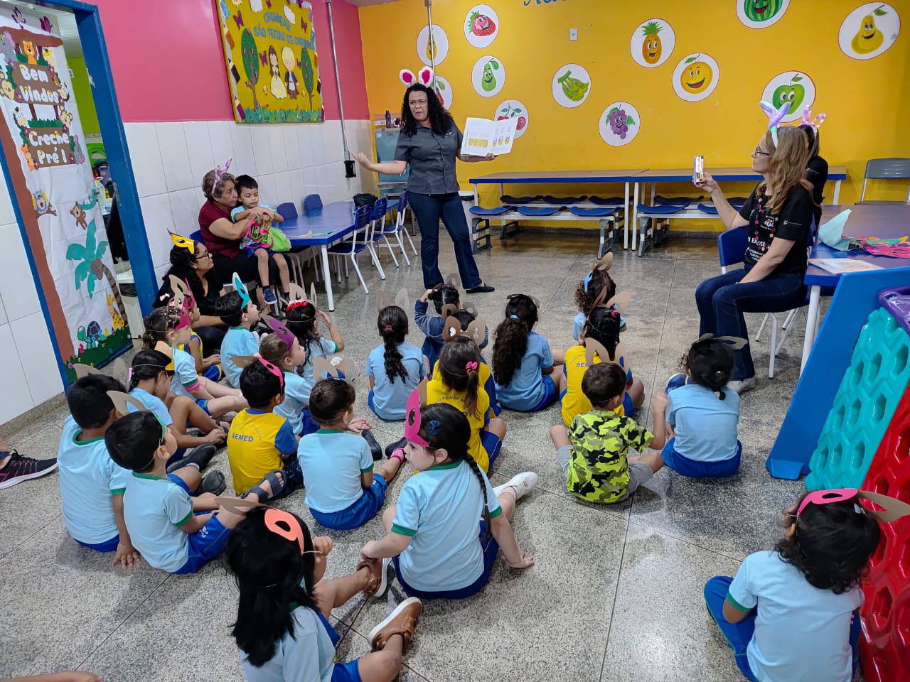 Criançadas se divertiram com história da escritora Ruth Rocha, sobre as aventuras de um coelho e sua bolsa