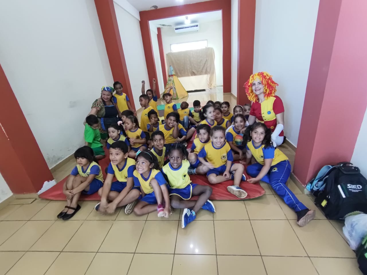 As crianças assistiram a encenação da história “O banho da Emília”, de Monteiro Lobato