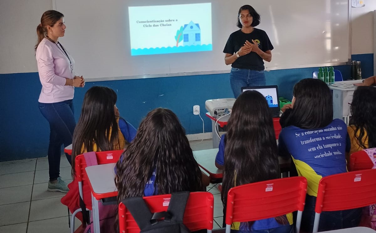 Equipe técnica alertou estudantes e lideranças sobre os prejuízos causados pelo fogo ao meio ambiente