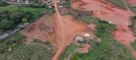 Equipe precisou realizar cortes no barranco ao lado da via