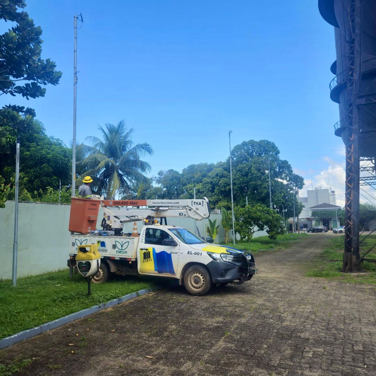 Cor amarela simboliza atenção, sinalização e advertência no trânsito