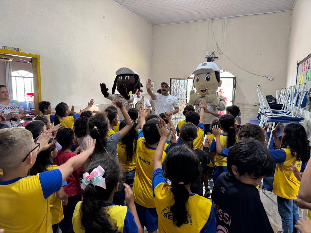 Momento mais aguardado pelos alunos foi a chegada dos mascotes Semtranzinho e Semtranzinha