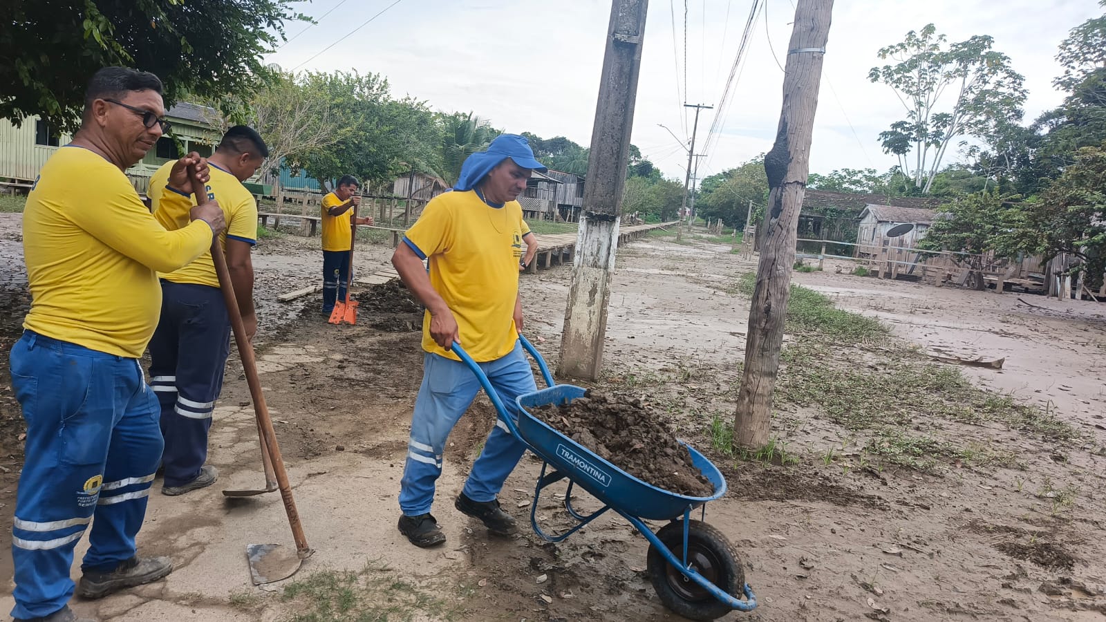 Servidores da Prefeitura de Porto Velho ajudaram no trabalho de raspagem da lama