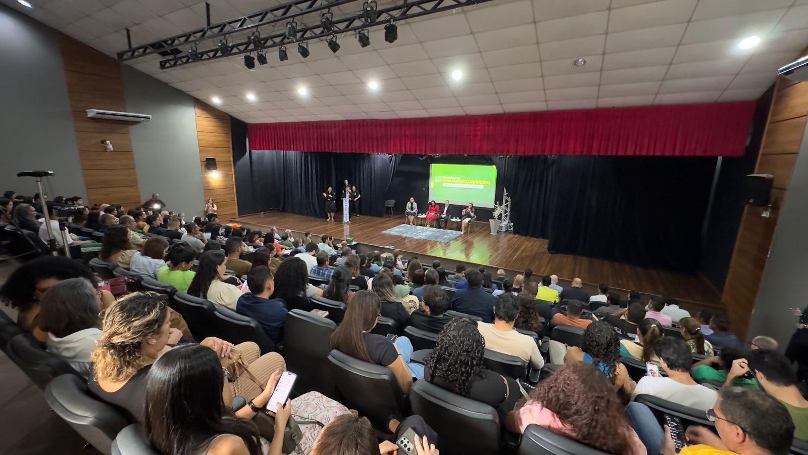 Abertura do primeiro Seminário de Planejamento Municipal foi realizado no Teatro Banzeiros