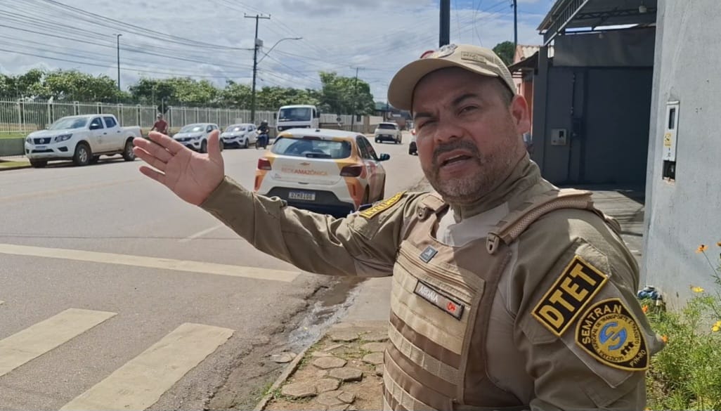 Gesto que indica a intenção de um pedestre em atravessar a rua