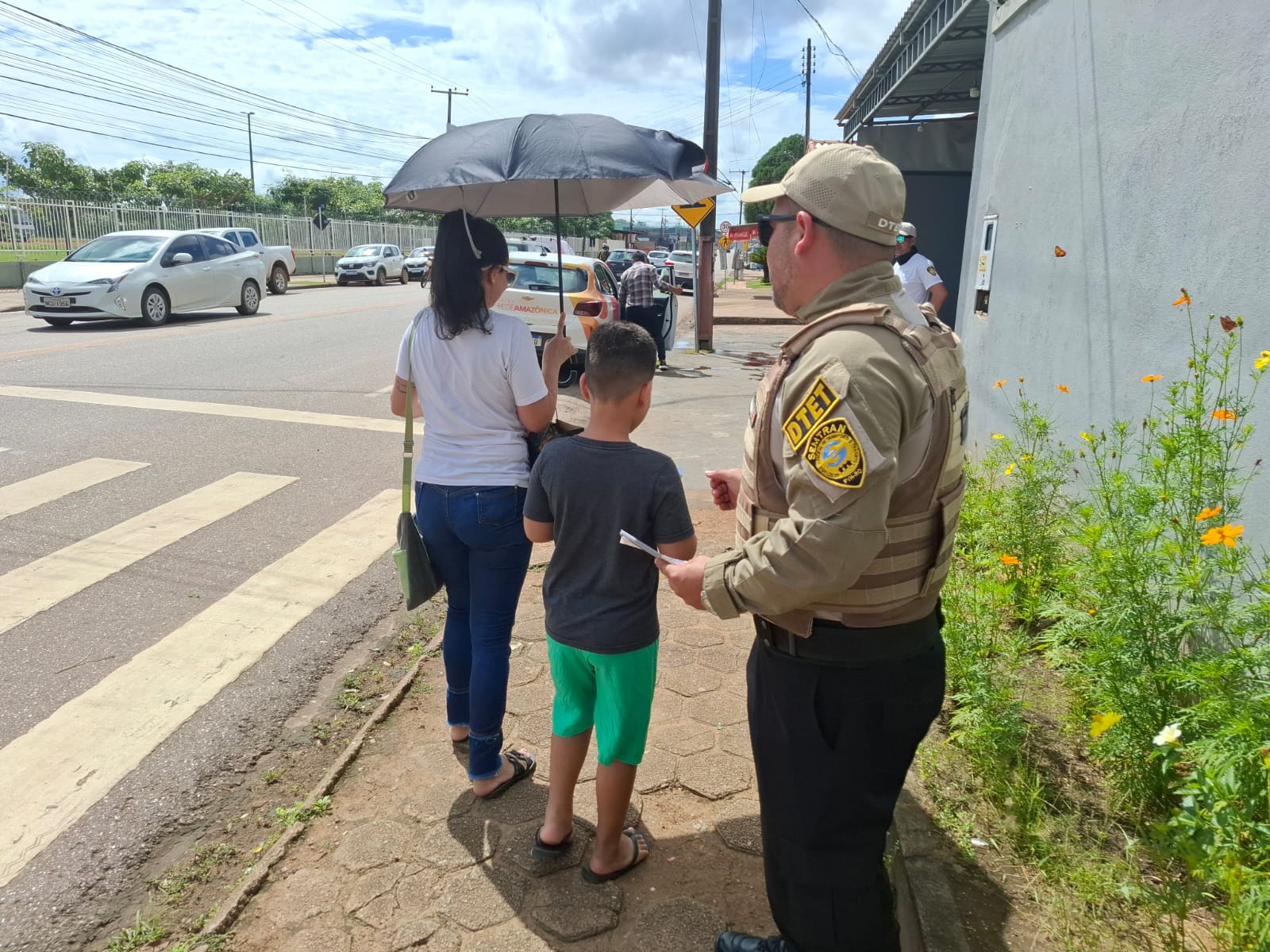 Semtran promoveu blitz educativa aos pedestres, para alertar sobre a importância do sinal de vida