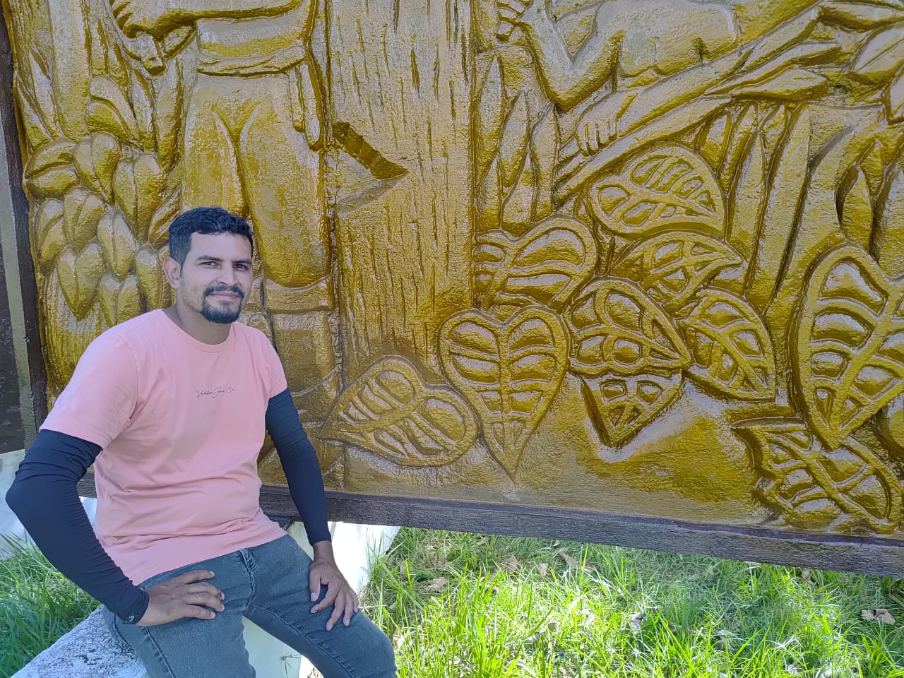 Bruno Souza, dá os últimos retoques no Painel dos Pioneiros