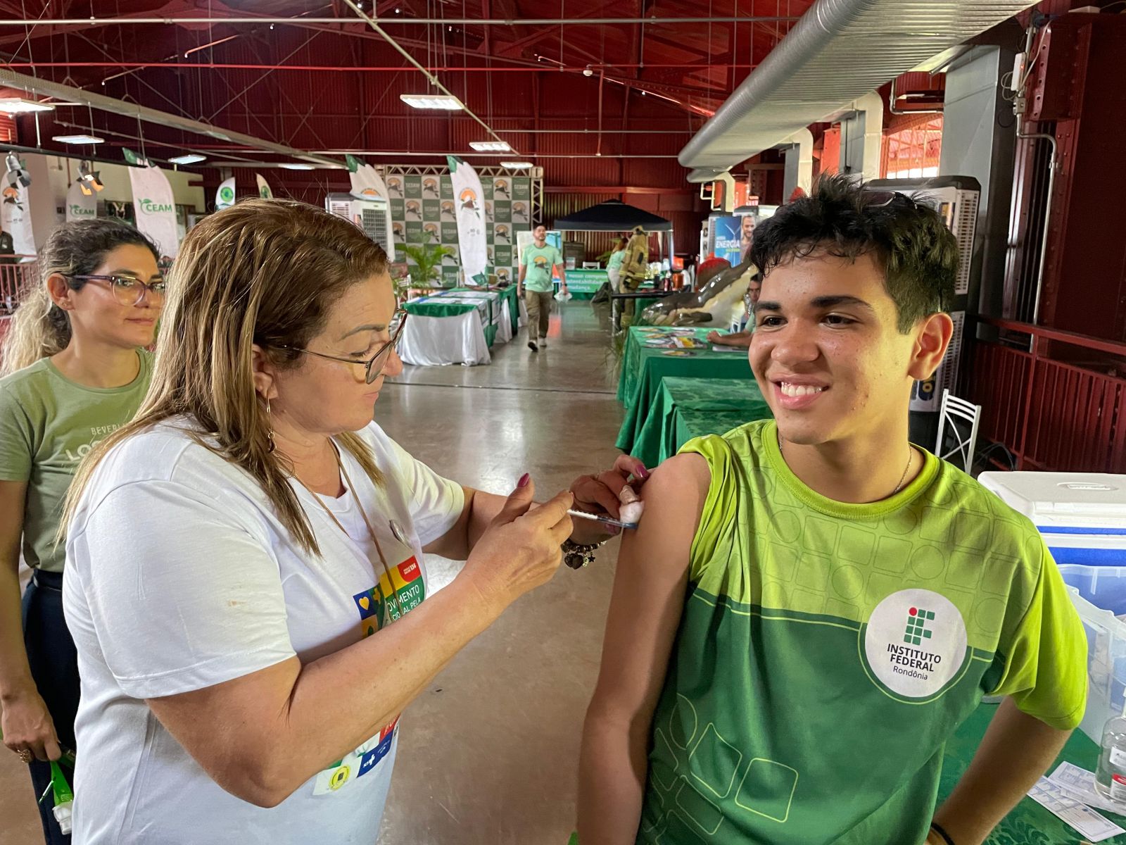 Equipe de saúde também está realizando a atualização do cartão de vacinas com outras doses do calendário básico