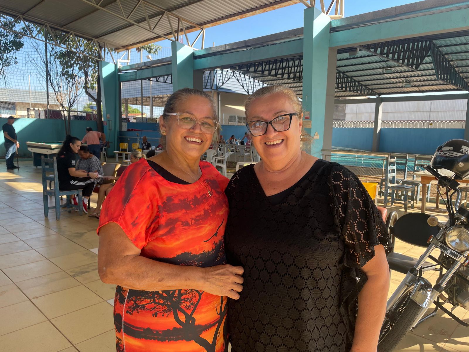 Maria de Lourdes participa das aulas com sua amiga Lucileide Vieira