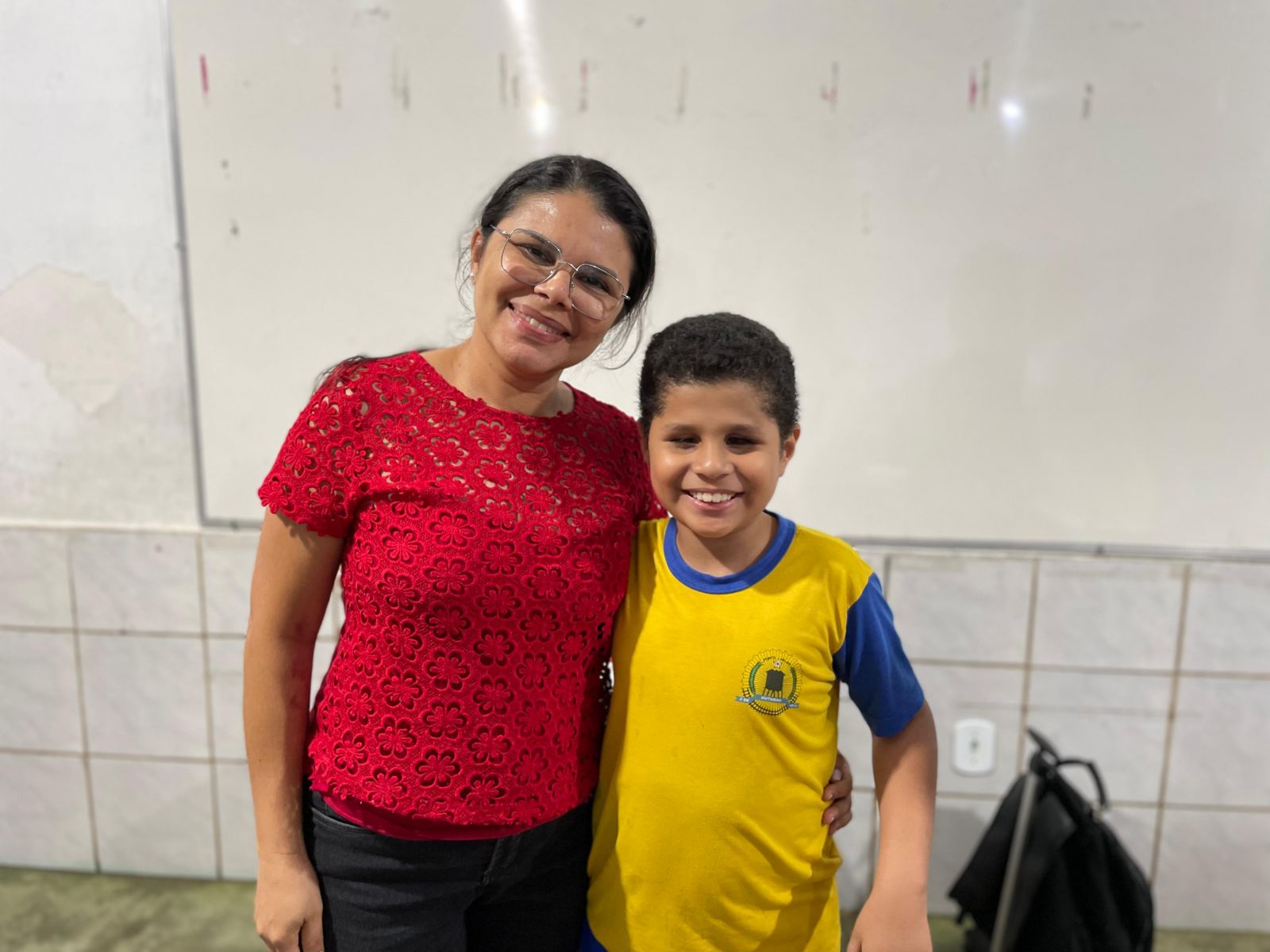 Professora Keuliane Silva, mediadora de ensino, acompanha Enzo desde o início da jornada escolar