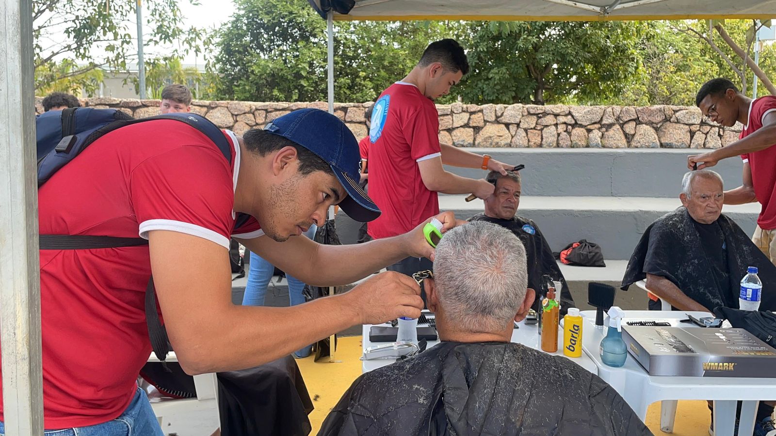 Os idosos ganharam corte de cabelo gratuito, além de muito entretenimento