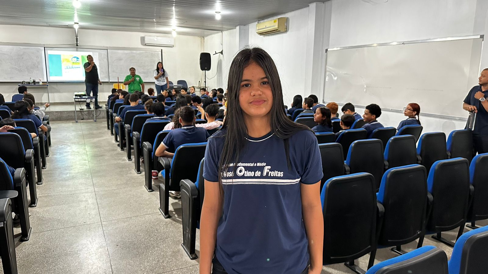 Luane Lagos ficou agradecida com a equipe da Seinfra em poder contribuir com a rotina ambiental da escola