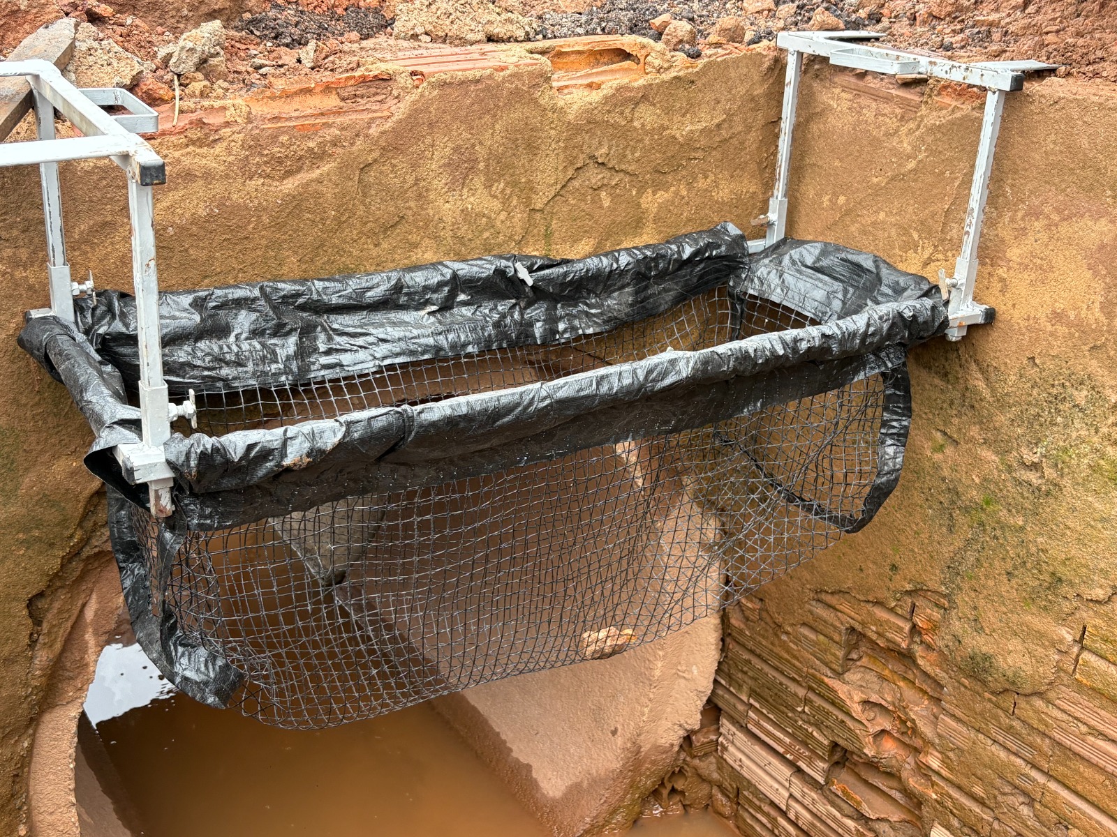 Sistema retém materiais como garrafas plásticas, sacolas, folhas e outros objetos