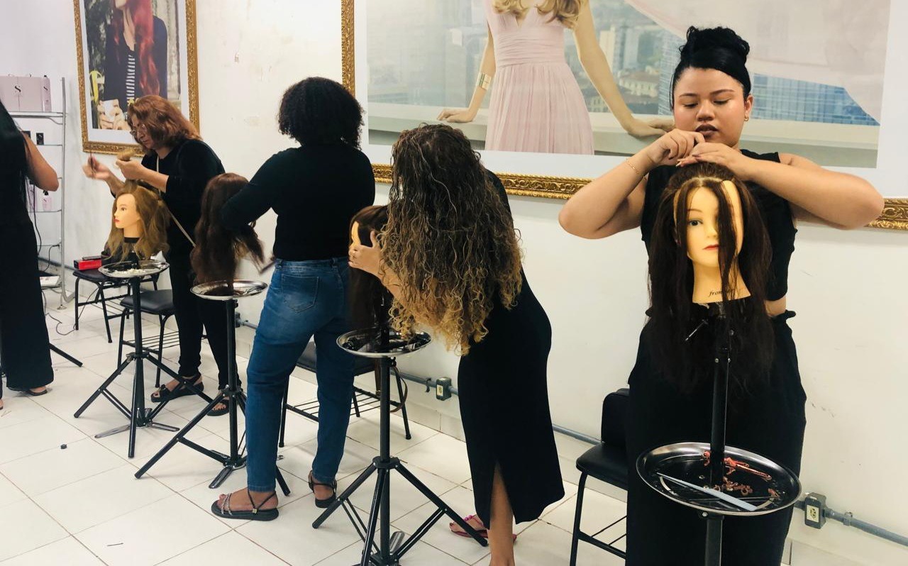 Curso de penteado em cabelo feminino, teve duração de cinco dias e foi encerrado na última sexta-feira