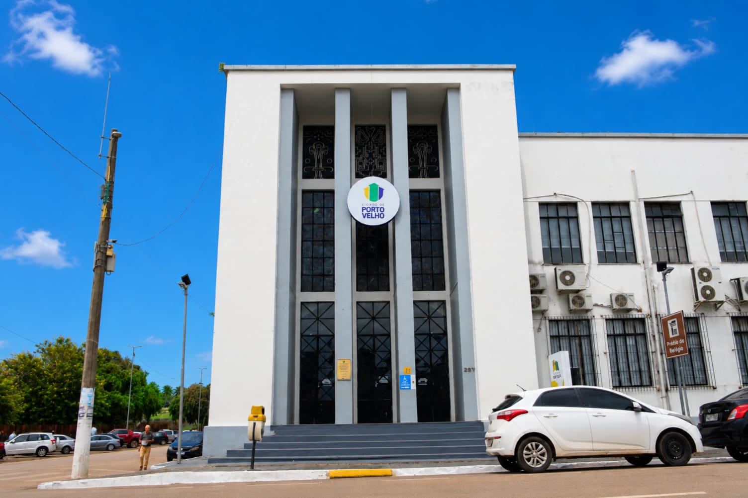 Editais também garantem reserva de vagas conforme a legislação vigente