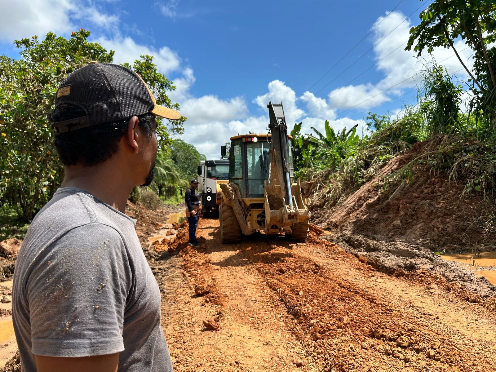 Moradores da região comentam que há 8 anos a estrada não recebia melhorias