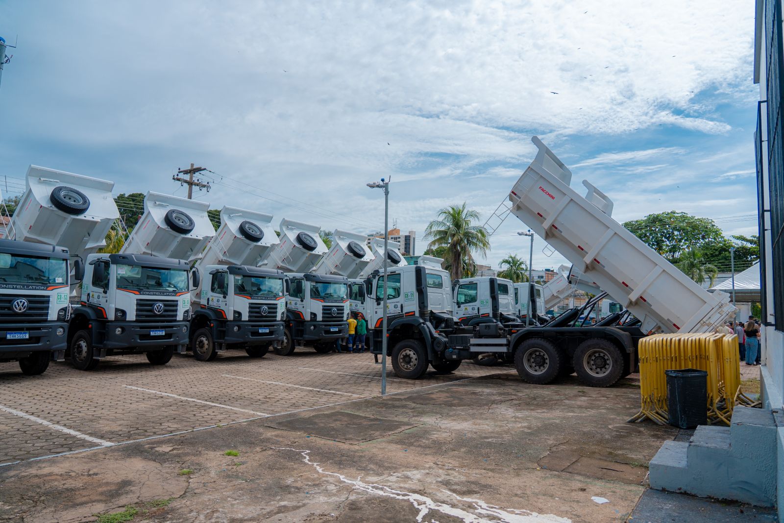 Os caminhões são equipados com carroceria basculante e movidos a diesel