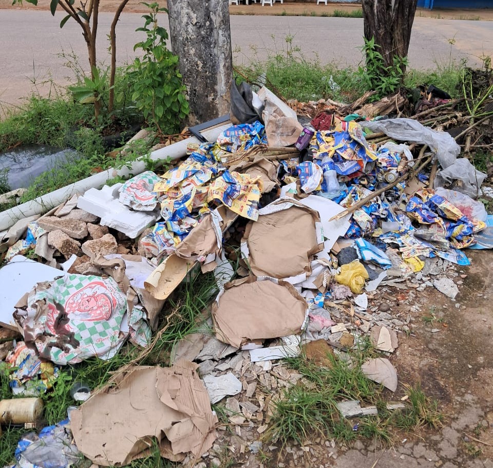 Lixo descartado de forma irregular na esquina da rua São Paulo com Campos Sales