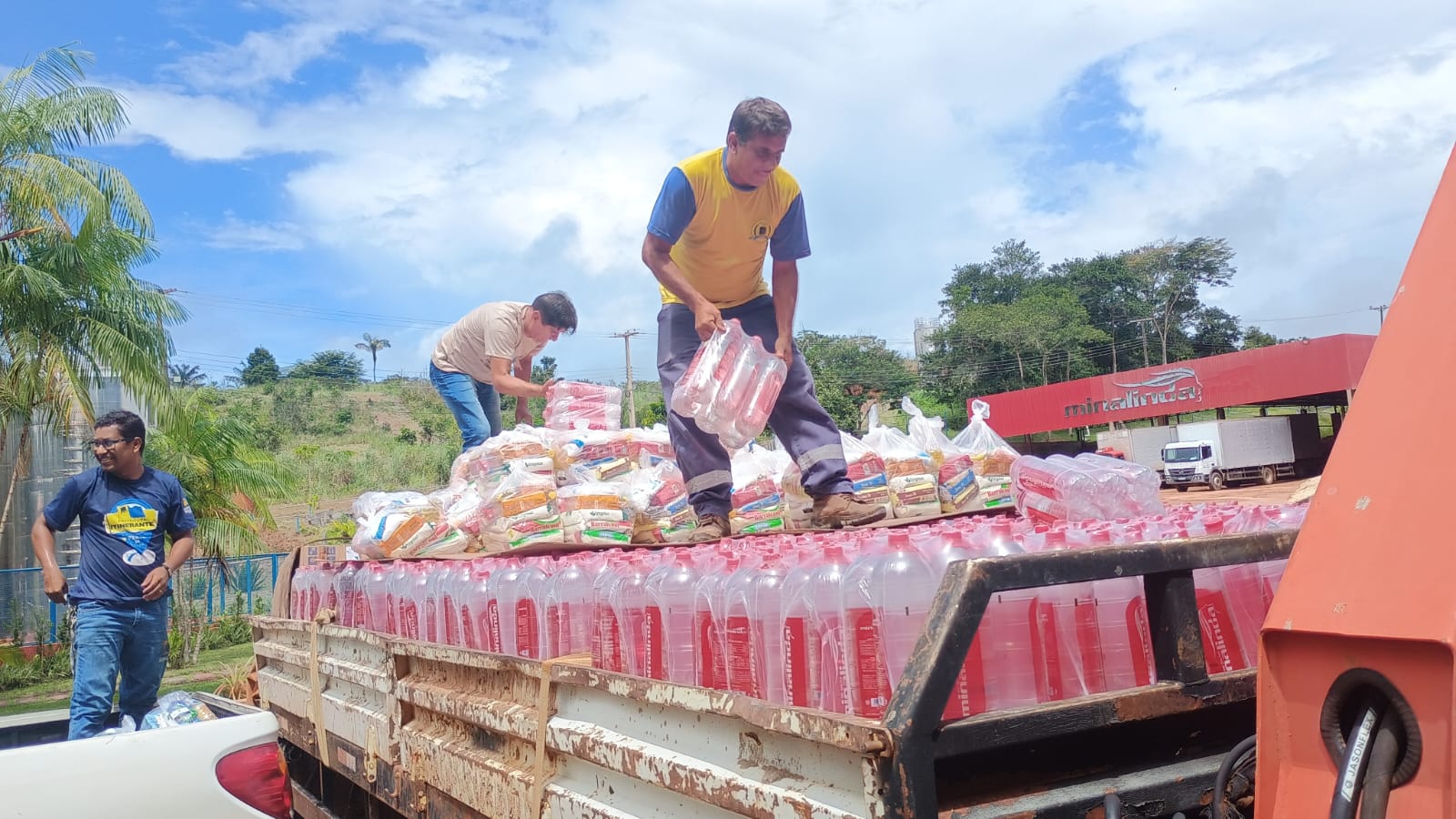 Famiílias de Fortaleza do Abunã recebem fardos de água mineral e cestas básicas