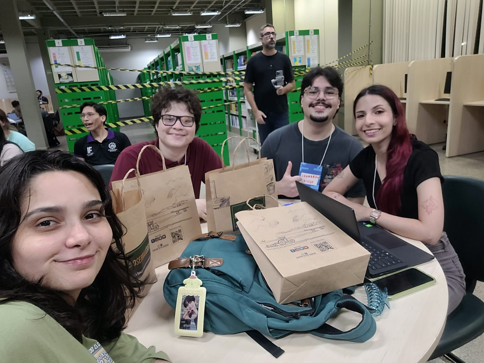 Lunaluz Lima,ao lado da equipe, expressou a alegria em participar do evento