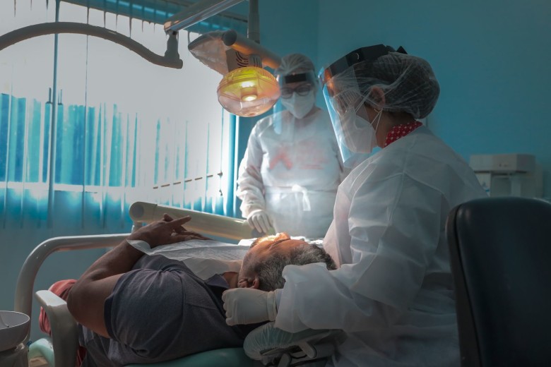 Para tratamentos mais complexos os pacientes são encaminhados aos CEOs