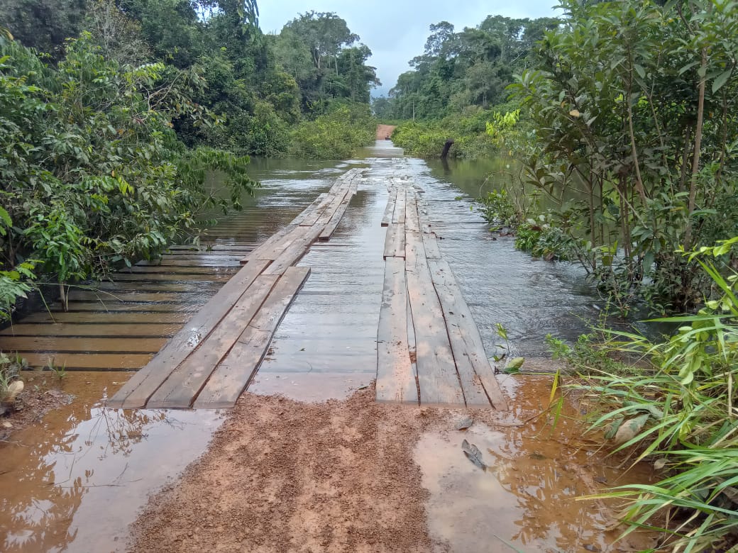 Ponte foi encoberta pela água