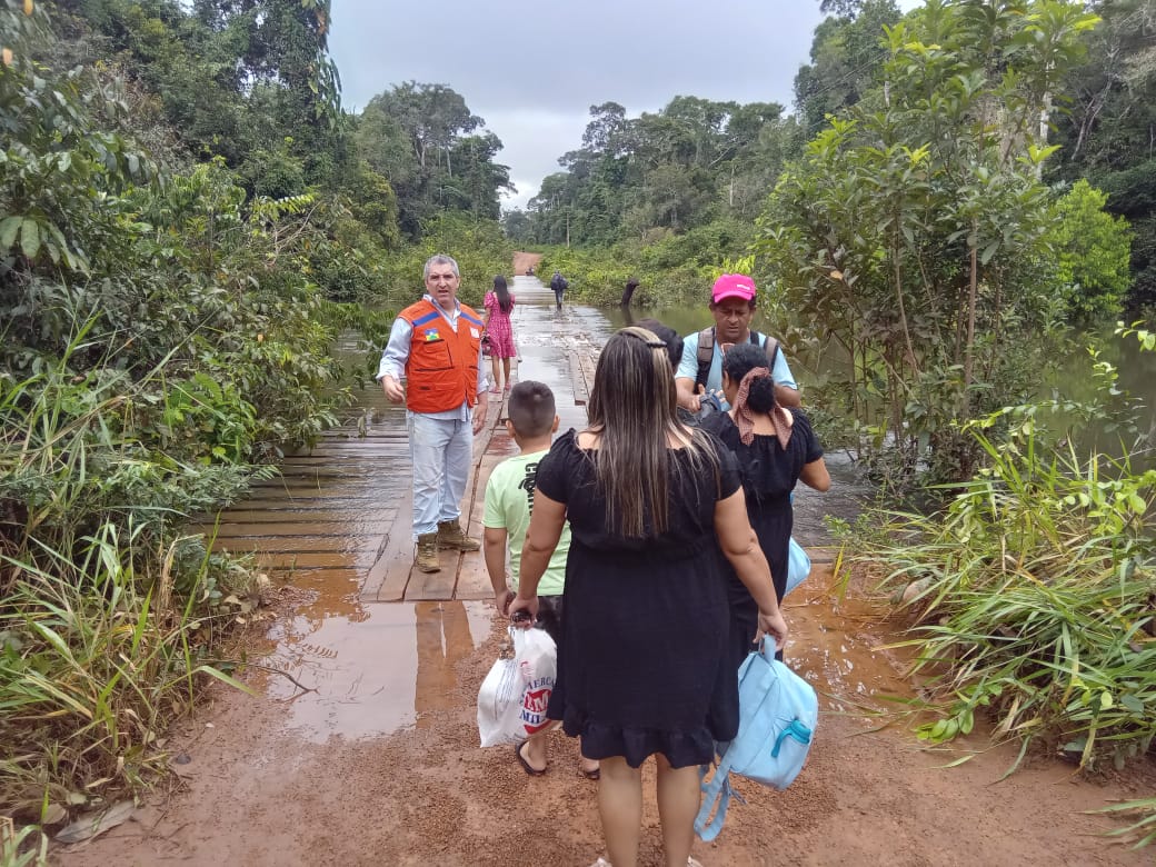 Defesa Civil auxilia na travessia das famílias 